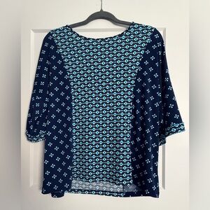 EUC Chico’s Geometric Blue & Teal Short Sleeve Top with Lattice Back, Large